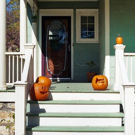 Jack-o-lanterns on house steps